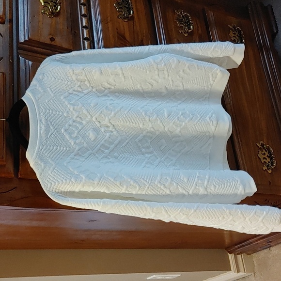 NWT Women's Soft White Patterned Top - Picture 3 of 11